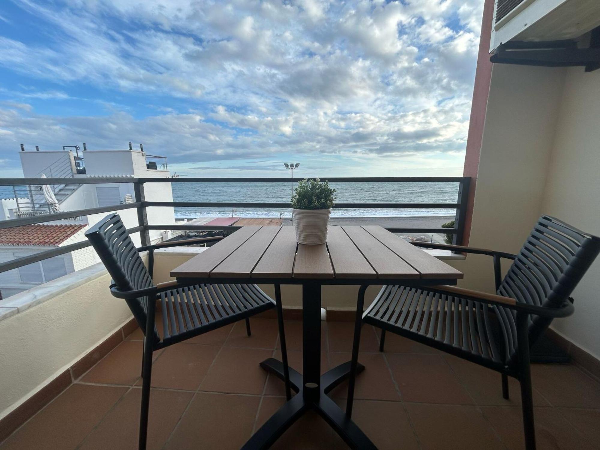 Maravilloso Apartamento En Primera Linea De Playa Con Vistas Al Mar En Caleta De Velez 2 D Esterno foto