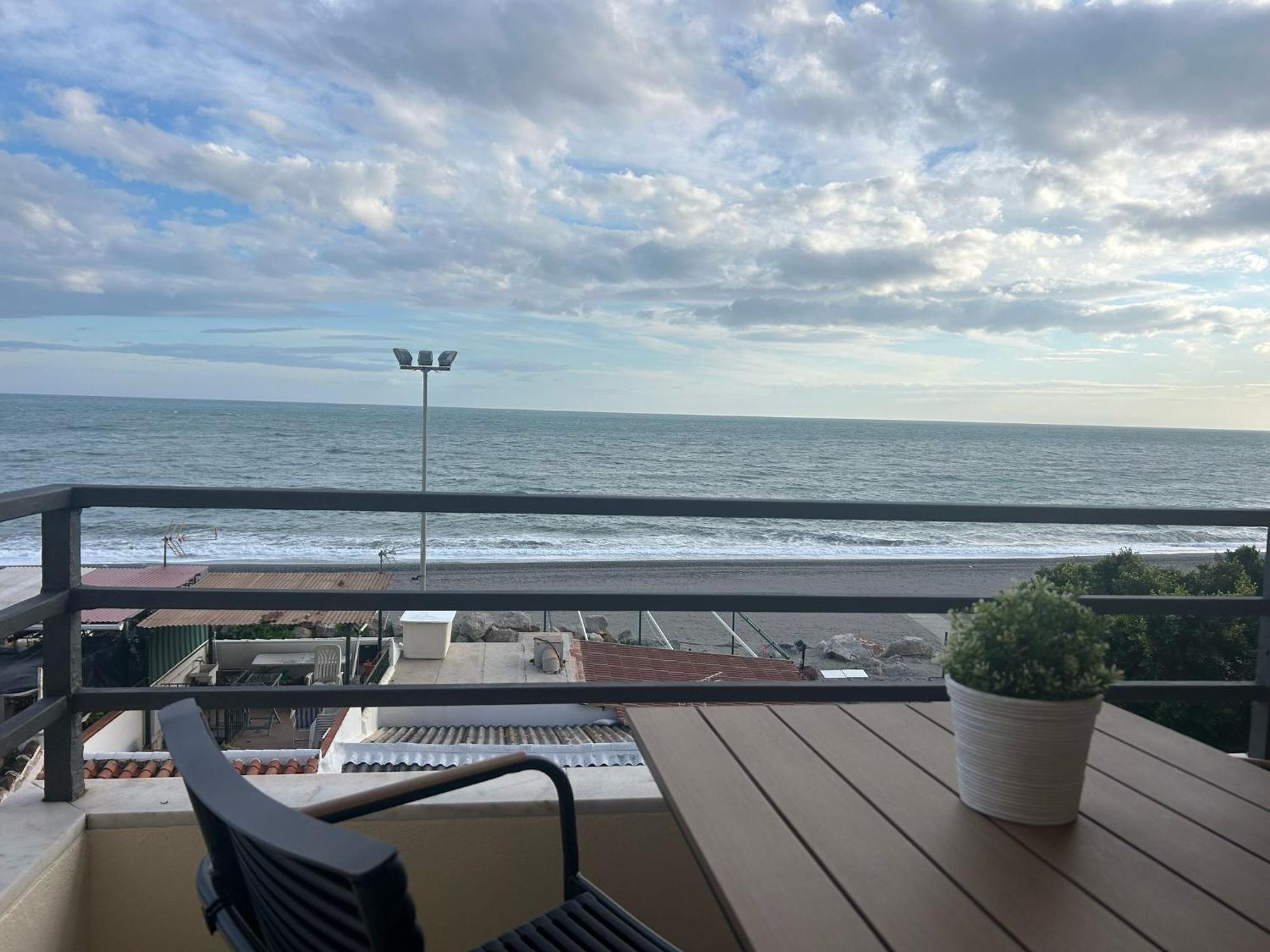 Maravilloso Apartamento En Primera Linea De Playa Con Vistas Al Mar En Caleta De Velez 2 D Esterno foto